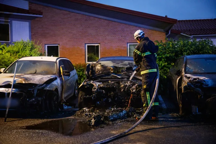 Bilbrand på en parkeringsplats vid Föreningsgatan i Jönköping där tre personbilar skadades i branden.
