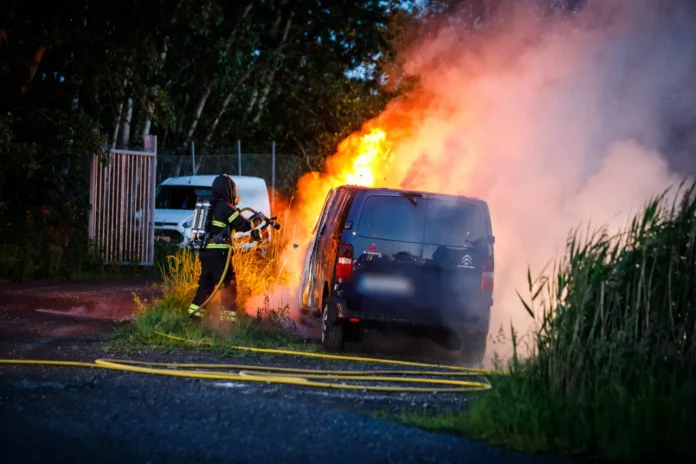 Räddningstjänsten släcker en skåpbil som brinner kraftigt på en parkering vid Herkulesvägen i Jönköping