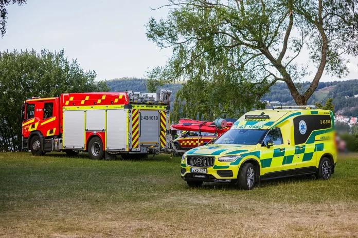 Räddningstjänst och ambulans vid Osets badplats i Huskvarna efter larm om befarad båtolycka där två personer behövde hjälp in till land.