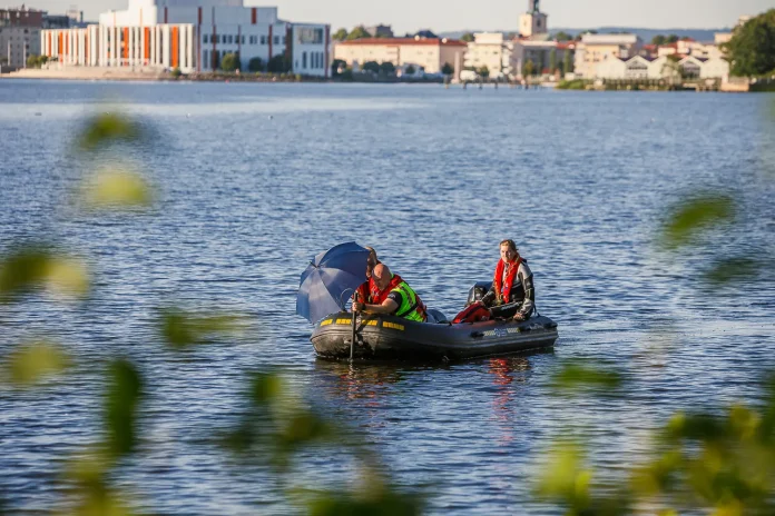 Räddningstjänsten söker med båt vid södra Munksjön i Jönköping