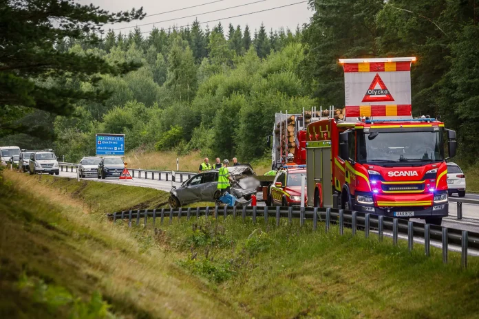 singelolycka på riksväg 26/47 vid Järstorp där en bil voltat och hamnat i diket