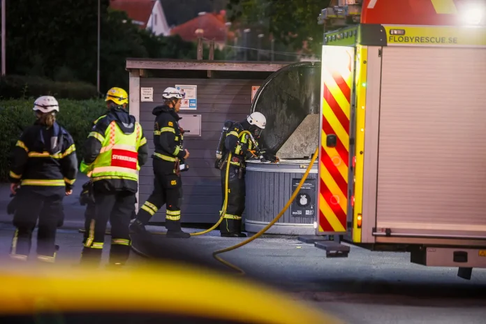 Räddningstjänsten vid en brand i ett sopkärl vid campingen på Rosenlund i Jönköping.
