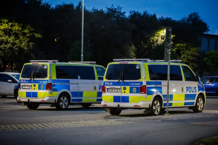 Polis på plats på Brinellgatan i Nässjö efter att en pojke i 15-årsåldern rånats och skadats med ett vasst tillhygge.