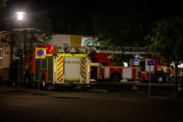 Räddningstjänst vid Ekhagsskolan efter larm om en befarad explosion.