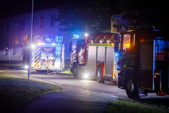 Räddningstjänst vid ett på Rosenlund efter larm om misstänkt brand.