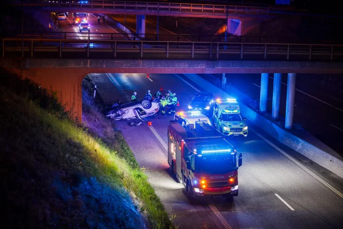 Räddningstjänst, ambulans och polis på plats efter en biljakt som slutade i en krasch på E4 vid Ekhagen i Jönköping.