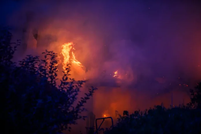 Kraftig villabrand i Huskvarna