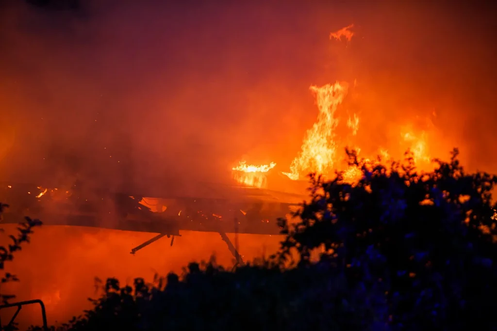 Kraftig villabrand i Huskvarna