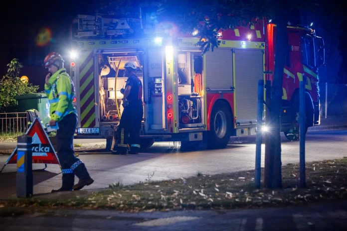 Räddningstjänst på plats vid en lägenhetsbrand i centrala Huskvarna.