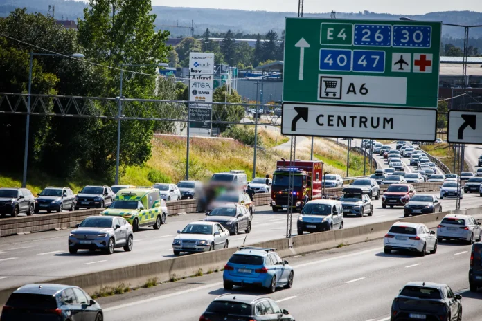 Trafikolycka med tre bilar på E4-påfarten vid Ekhagen i Jönköping.