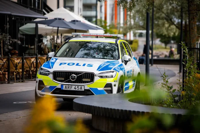 Polis på plats i centrala Jönköping efter hot mot person.