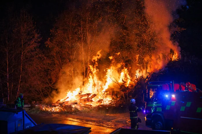 Rishög i full brand vid Skogskyrkogården