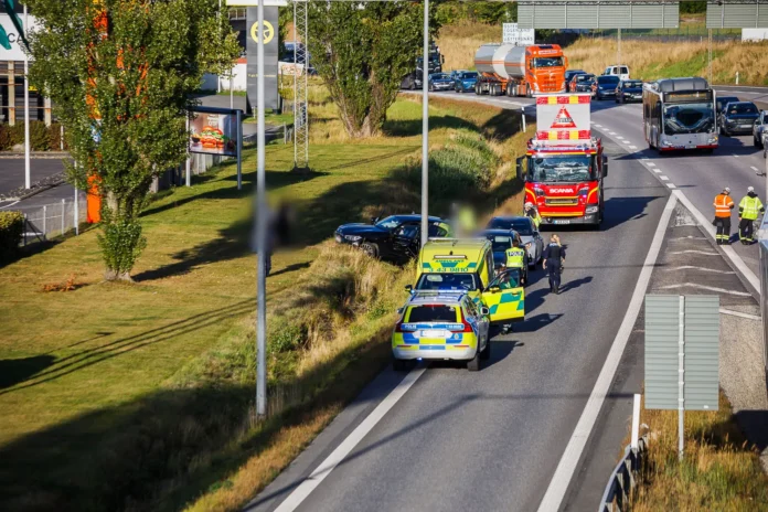 Trafikolycka på E4 vid Ekhagen i Jönköping med personbil i diket.