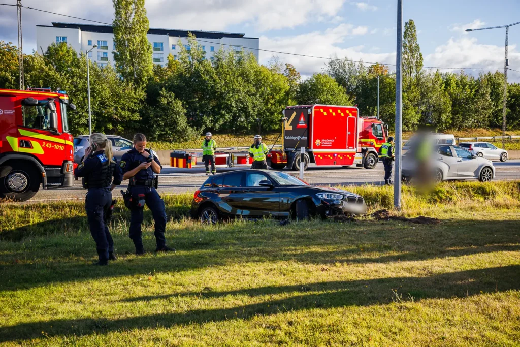 Trafikolycka på E4 vid Ekhagen i Jönköping med personbil i diket.