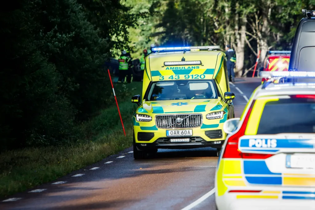 Ambulans lämnar platsen efter singelolycka norr om Lekeryd