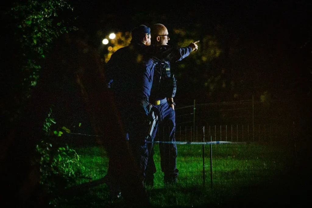 Polisens tekniker på plats efter skottlossning i Hovslätt