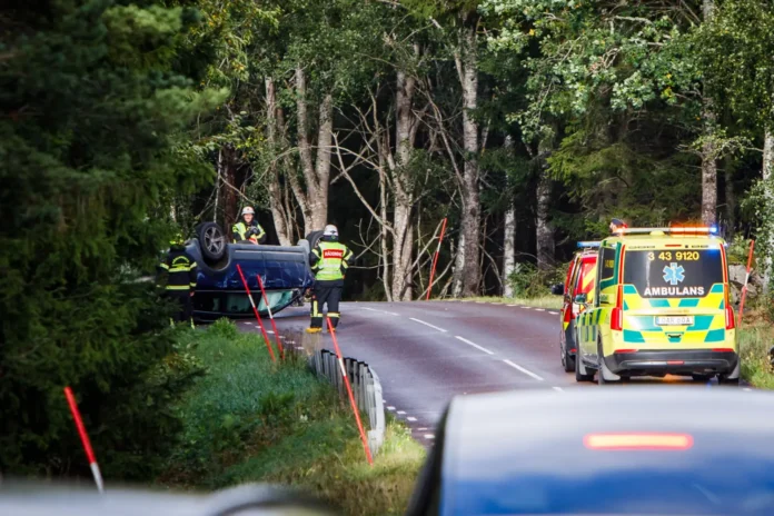 Personbil på taket efter singelolycka på länsväg 986 norr om Lekeryd