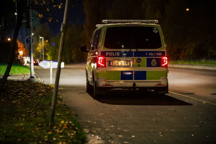 Polisinsats efter misstänkt rån på en parkering på Österängen i Jönköping.