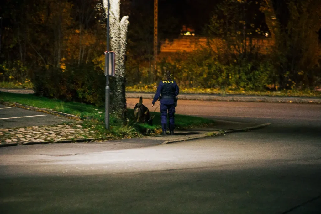 Polisinsats efter misstänkt rån på en parkering på Österängen i Jönköping.