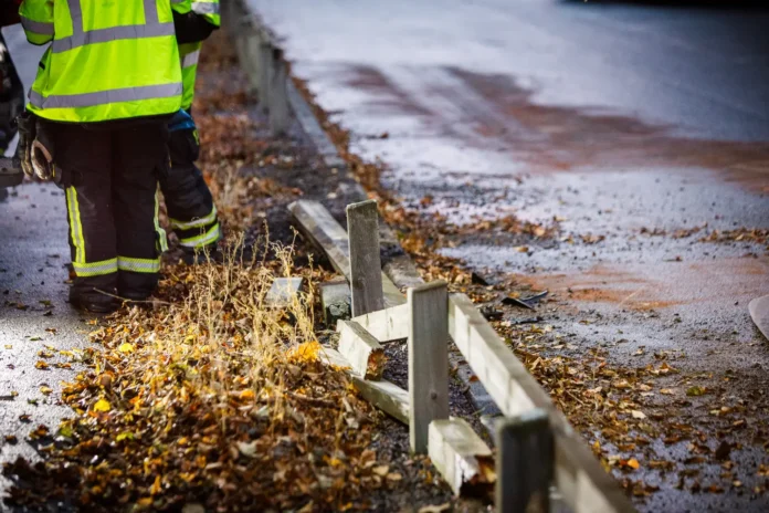 Singelolycka på Hermansvägen - bil körde in i staket