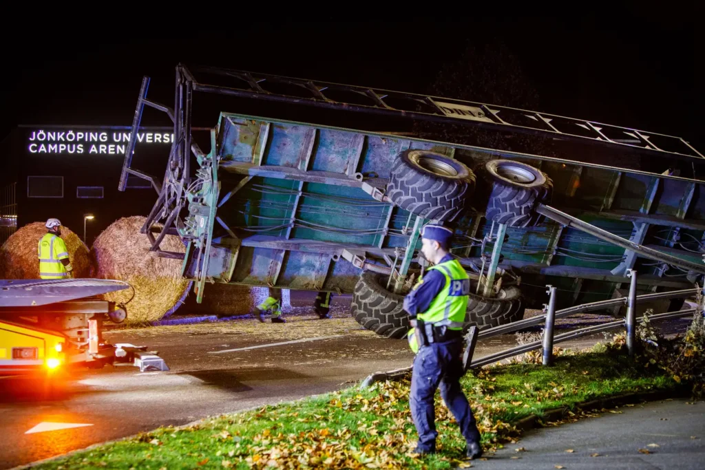 Traktorsläp välte i Munksjörondellen