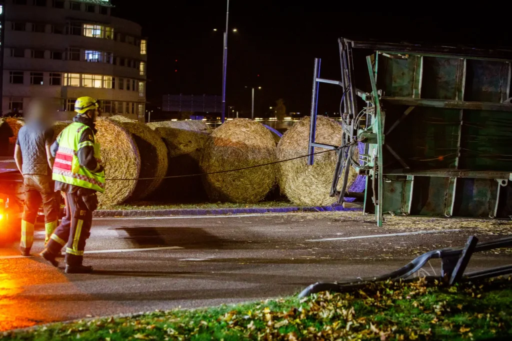 Traktorsläp välte i Munksjörondellen
