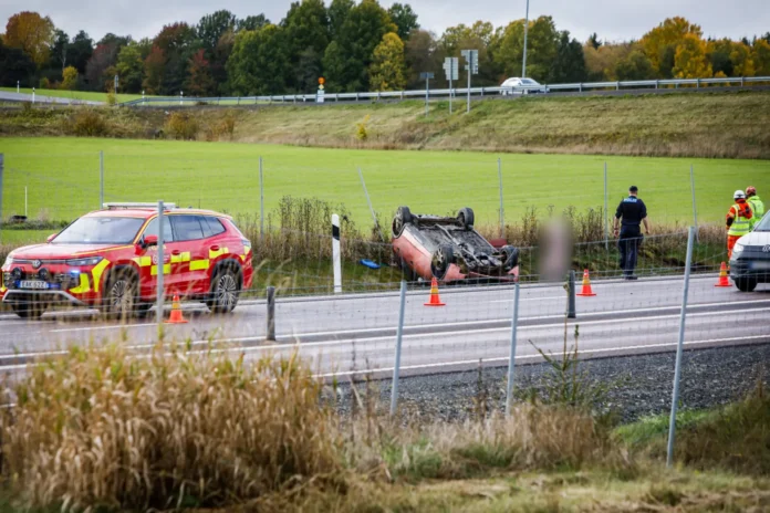 Bil ligger på taket i diket efter en singelolycka på riksväg 40 i Rogberga utanför Jönköping.
